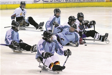 Sledgehockey-Spiele, bei denen körperbehinderte Spieler in einer Art Schlitten sitzend Eishockey spielen, gab es in der Eissporthalle Unna bereits. "Unna braucht Eis" möchte dies wieder aufleben lassen.