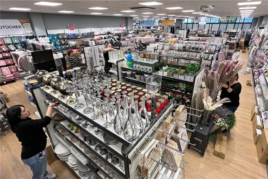 Akkordarbeit am Warenregal: Erster Blick in den neuen Woolworth-Markt So akkurat angeordnet präsentiert sich das Warenangebot eines Geschäftes eigentlich nur bis zur Eröffnung. Sobald Kunden Hand anlegen, verliert sich die preußische Strenge und alles wirkt „gelebter“.