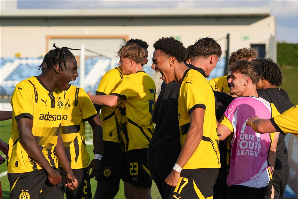Die BVB-U19 reist mit drei Profis nach Madrid: Playoffs der Youth League Die Spieler der BVB-U19 jubeln.