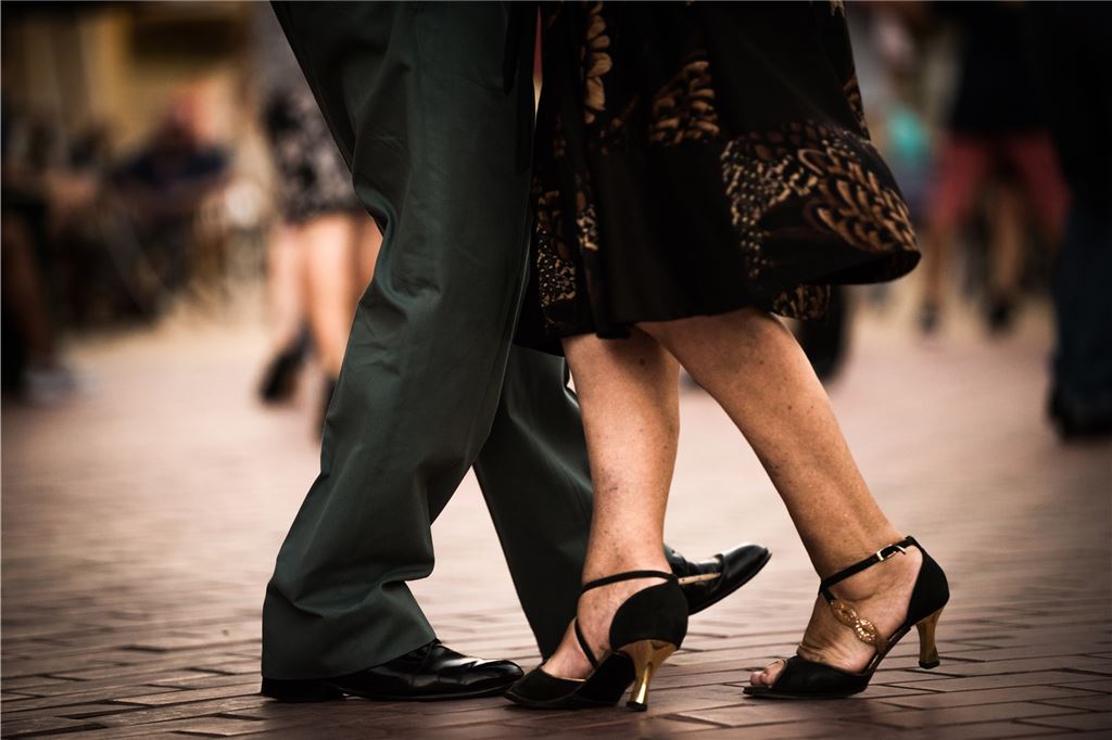 Psychotherapeut zum Neuanfang: „Männer sind Peter Pan, Frauen Cinderella“ Ein Paar tanzt Tango.