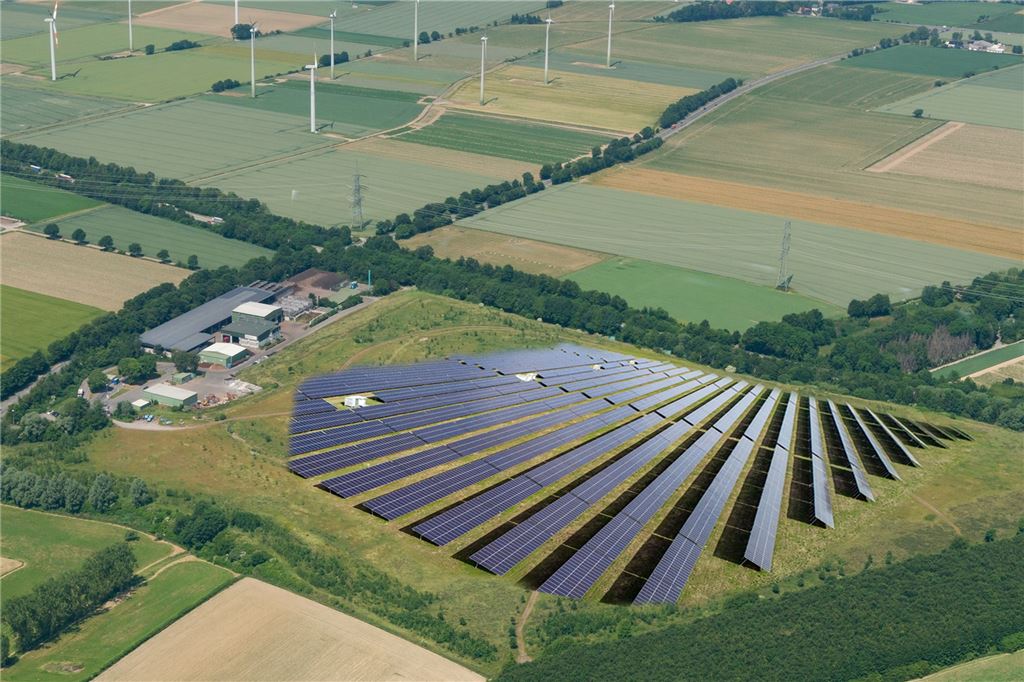 Streit ums Gendern im Kreistag: „Das ist nicht konsequent“ So könnte der Solarpark auf der ehemaligen Zentraldeponie in Fröndenberg einmal aussehen. Links ist der Wertstoffhof der GWA zu sehen. Auf der Fläche rechts davon soll der Solarpark der GWA realisiert werden.