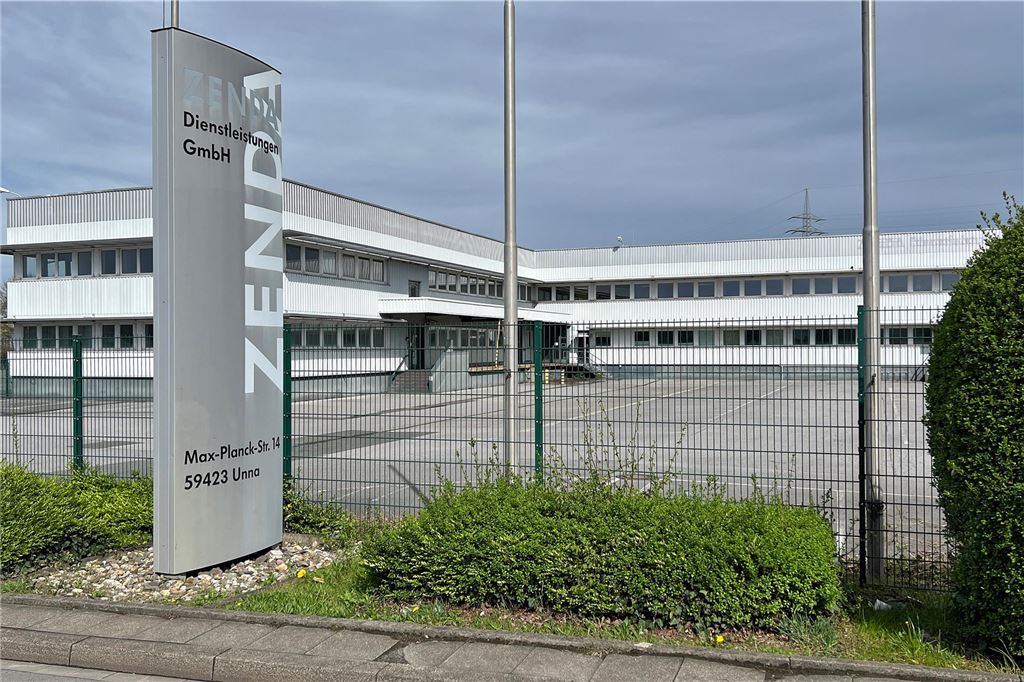 Dachser baut für 44 Millionen Euro: Abrissarbeiten sind fortgeschritten Max-Planck-Straße in Unna: Bis Juni 2023 war die Gewerbeimmobilie an die „Zenda Dienstleistungen GmbH“ vermietet. Mittlerweile sind die Gebäude vollständig abgerissen.