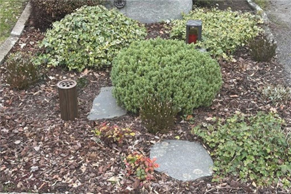 Rätselhafter Diebstahl zweier Steinplatten auf Friedhof Südkamen Steinplatten auf einem Grab.