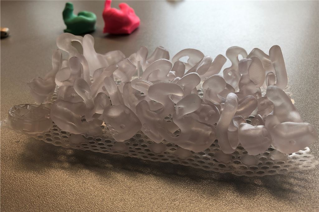 In Unna steht jetzt das modernste Otoplastik-Labor der Welt So sehen die Rohlinge aus, wenn sie aus dem 3D-Drucker kommen, jetzt beginnt die Handarbeit.