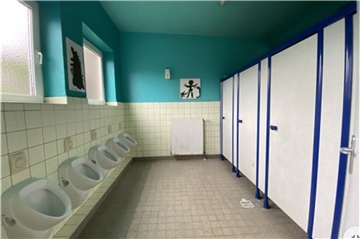 So sieht die Jungen-Toilette an der Sonnenschule aktuell noch aus. Nach dem Umbau soll die Toilettenanlage anstelle von Fliesen eine leicht zu reinigende Beschichtung haben.