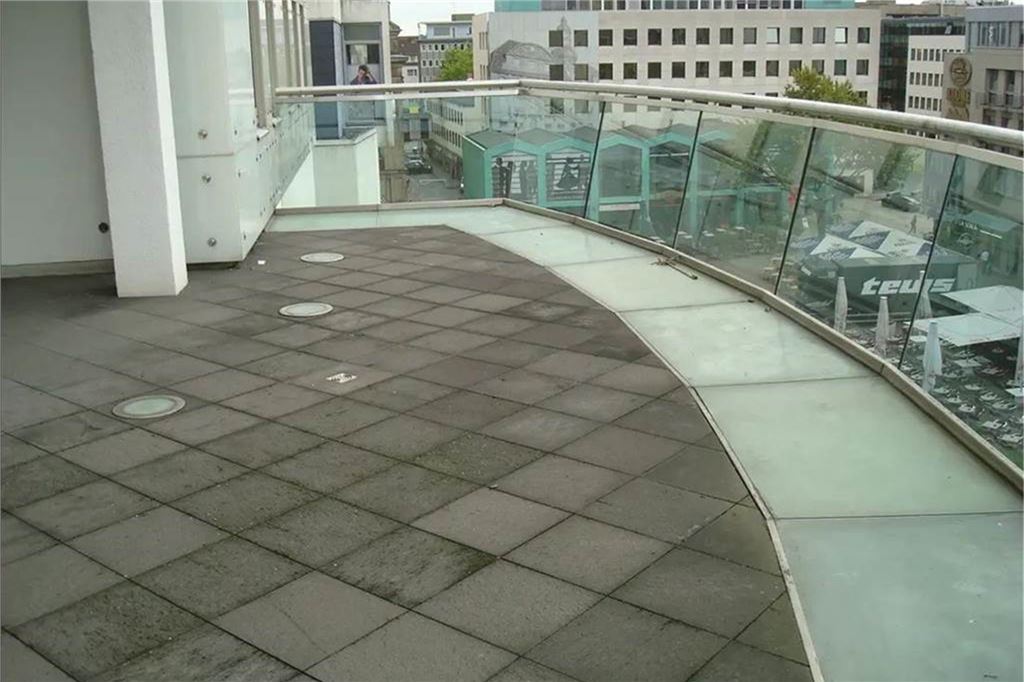 Gastro-Pläne für spektakuläres Penthouse geplatzt So sieht es auf der spektakulären Außenterrasse des Penthouse aus.