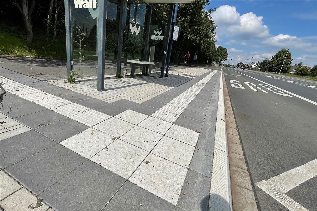 Mit Karte: Zwölf Bushaltestellen in Unna sollen barrierefrei werden So sollte es sein: Mit Hilfe von Rillen und Noppen können Menschen den Weg finden, die schlecht oder gar nicht sehen.