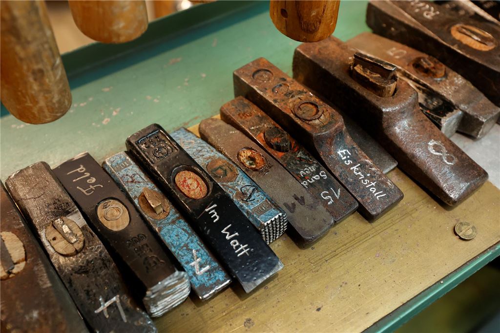Unterschiedliche Hammerköpfe im Werkzeugschrank.