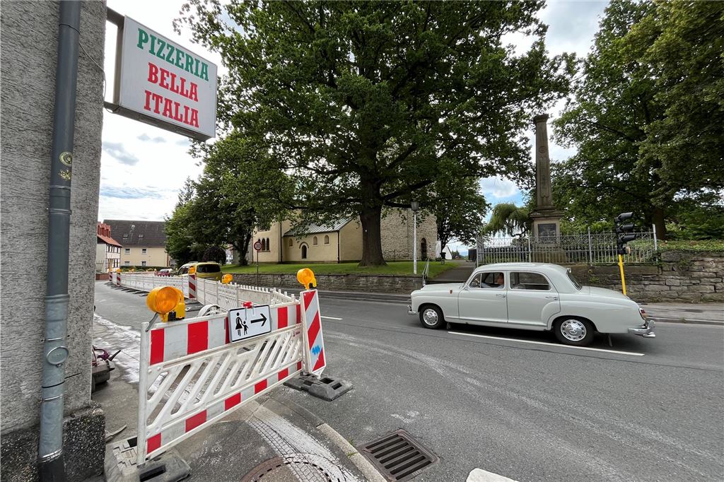 Holzwickeder Unternehmen ist beim Glasfaserausbau künftig raus Ein Oldtimer fährt an einer Baustelle für Glasfaserleitungen in Opherdicke vorbei.