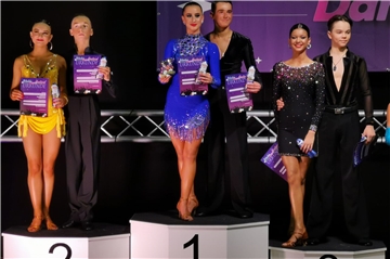 Sofia Blozor (l.) steht mit ihrem Tanzpartner Alexander Lehmann auf dem Treppchen: Sie haben Platz 2 belegt beim "Winter Dance Festival".