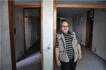 Sofien Mbarki in seiner alten Wohnung im "Horror-Hochhaus". Acht Jahre lang wohnte er mit seiner Familie auf hellen 86 Quadratmetern im ersten Stock. Heute sind die Fensterfronten zugenagelt.