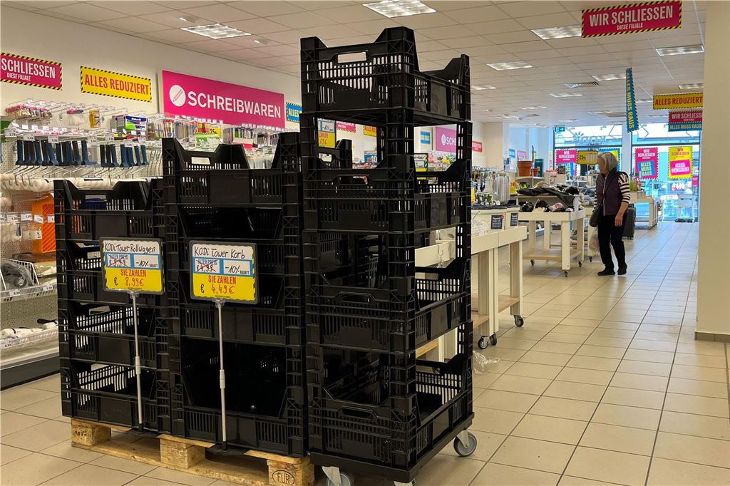 Kodi-Fläche als Gradmesser: Unna muss sich als Einkaufsstadt beweisen Sogar die Warenaufsteller werden bei Kodi schon zum Verkauf angeboten – ein klares Zeichen dafür, dass sie nicht mehr neu befüllt werden.