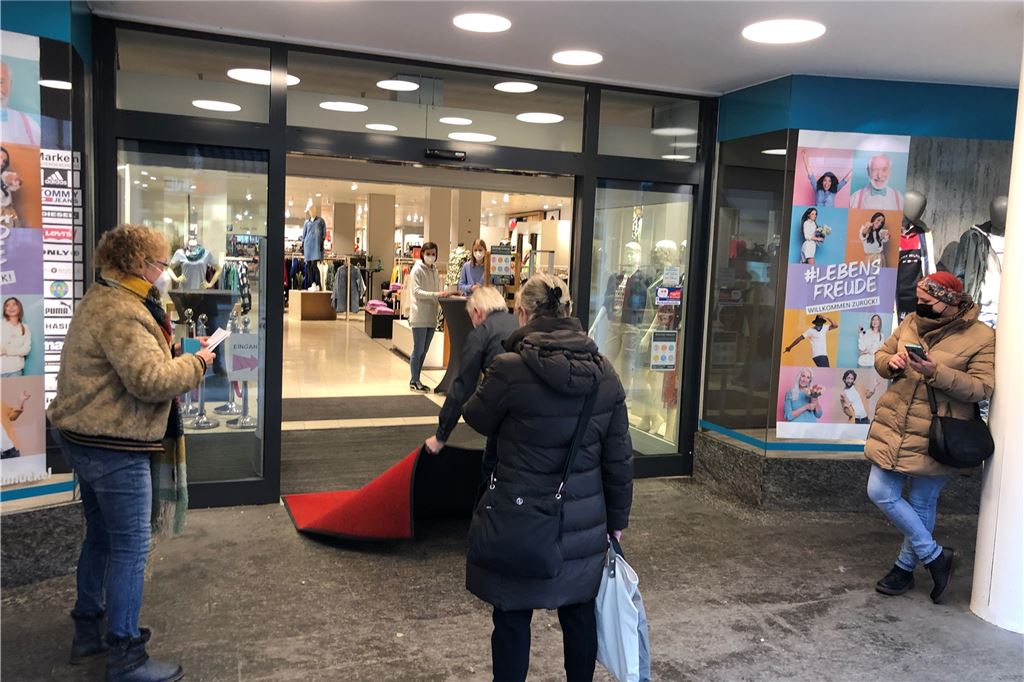 „Click & Meet“: So gut funktioniert Shopping mit Termin in Unna Sogar einen Roten Teppich rollten die Mitarbeiter von Schnückel am Montagmorgen für die ersten Kunden nach dem monatelangen Lockdown aus.