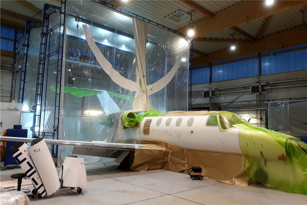 Mobile Hallen aus dem Technopark: Aufträge aus der Rüstungsindustrie Ein Flugzeug wird in einer mobilen Falthalle des Kamener Herstellers Sabura bearbeitet.