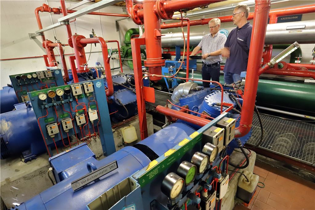 Eishalle kostet in diesem Jahr 200.000 Euro – obwohl sie noch nicht öffnet Sollte die Eishalle Unna wieder mit einer Eisaufbereitungsanlage arbeiten, die mit Ammoniak betrieben wird, müssten vorher Prüfungen durchgeführt werden, wie sehr eine solche Anlage das Umfeld durch Gas und Lärm beeinflusst. Das Bild zeigt die im Sommer 2018 stillgelegte alte Anlage.