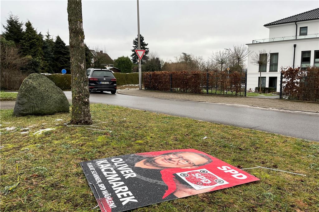 Oliver Kaczmarek schwört SPD-Mitglieder vor Entscheid auf Koalition ein Ein Wahlplakat des SPD-Bundestagsabgeordneten Oliver Kaczmarek zur Bundestagswahl 2025 liegt in Schwerte niedergerissen auf dem Boden.