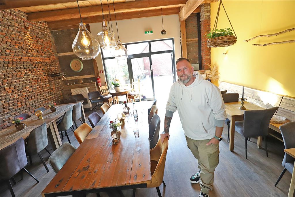 Sebastian Hansen ist neuer Chef der Kochlounge: „Ich habe mich in den Ort verliebt“ Sebastian Hansen steht in der Kochlounge im Hof in Fröndenberg