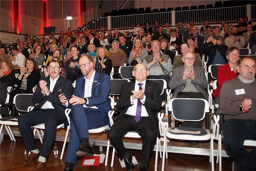 Sparkassenchef Frank Röhr, Sparkassen Vorstand Mirco Rienhoff und Kamens stellvertretender Bürgermeister Manfred Wiedemann.