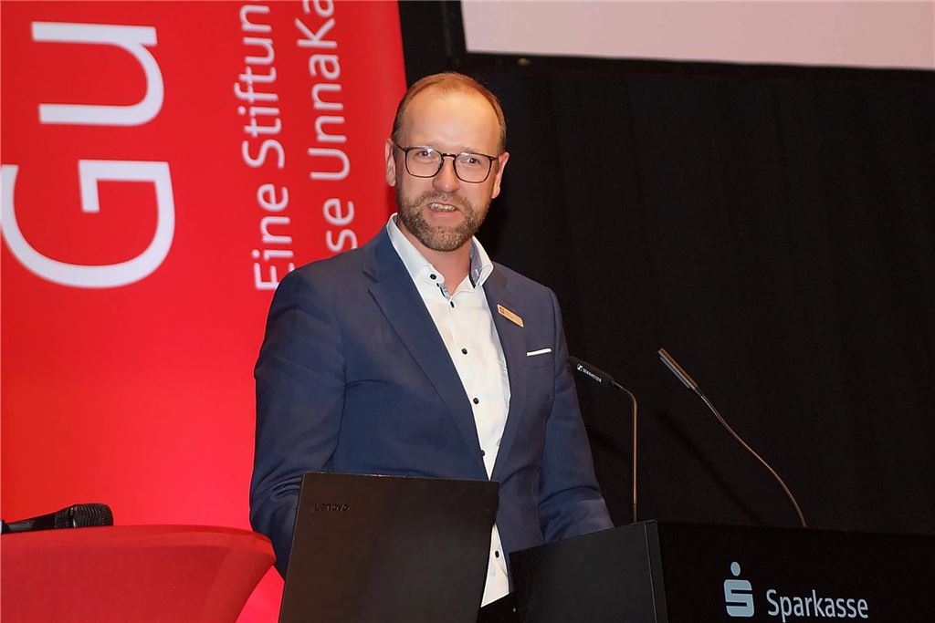 Sparkassen-Vorstand Mirco Rienhoff in der Stadthalle Unna.