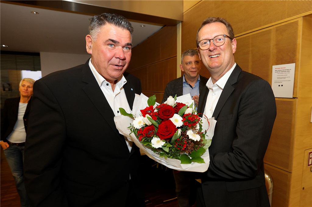 Bis zu 35 Prozent stimmten für AfD: Unterschiede in Unnas Wahllokalen Landrat Mario Löhr überreicht SPD-Kandidat Oliver Kaczmarek einen Blumenstrauß.