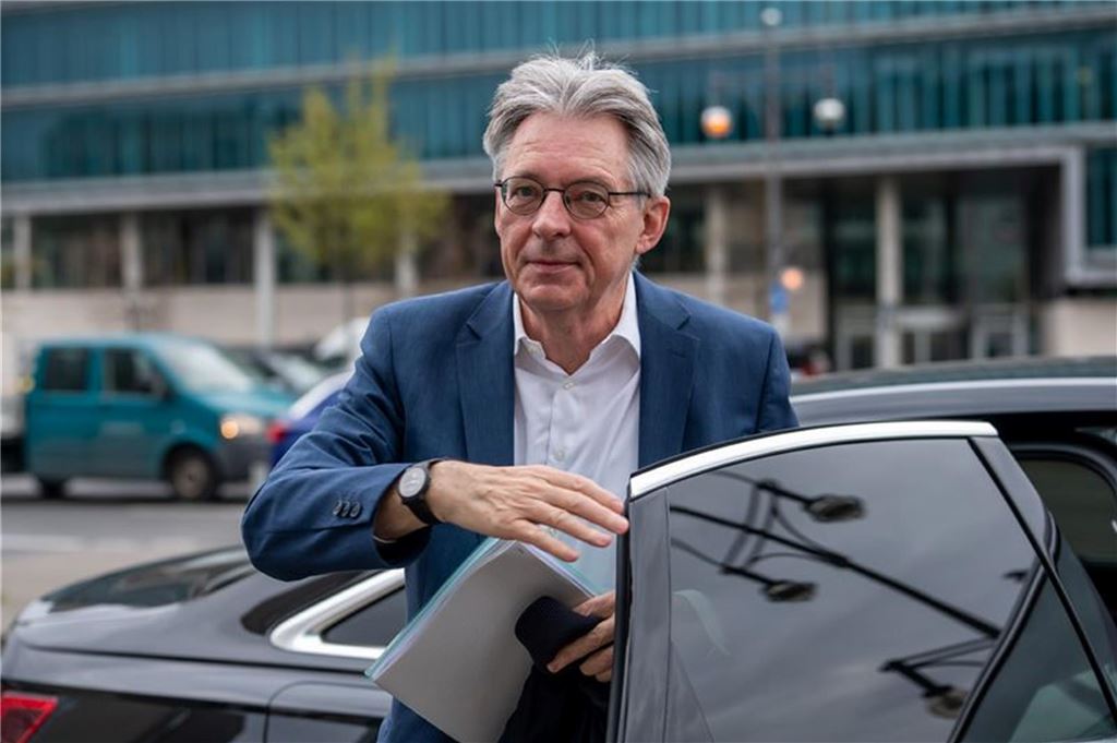 SPD hat über den Koalitionsvertrag abgestimmt: Klingbeil soll Vizekanzler werden - Newsblog Achim Post (SPD) kommt vor Beginn der Fortsetzung der Koalitionsverhandlungen von Union und SPD vor der CDU-Parteizentrale, dem Konrad-Adenauer-Haus.