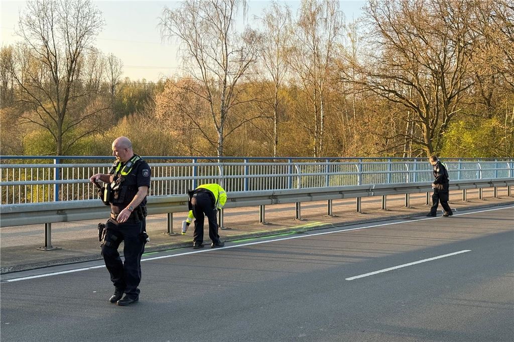Schwerer Verkehrsunfall auf der B 58: Vollsperrung der Unfallstelle in Haltern Spezialisten der Polizei sichern die Spuren an der Unfallstelle der B58.