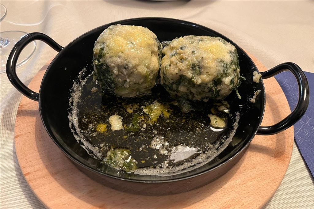 Wenig zu meckern beim Restaurant-Test von Billy Reinas Bistro „SiSi“ Ein Pfännchen mit Spinatknödeln steht auf einem Tisch des Bistros SiSi in Unna.