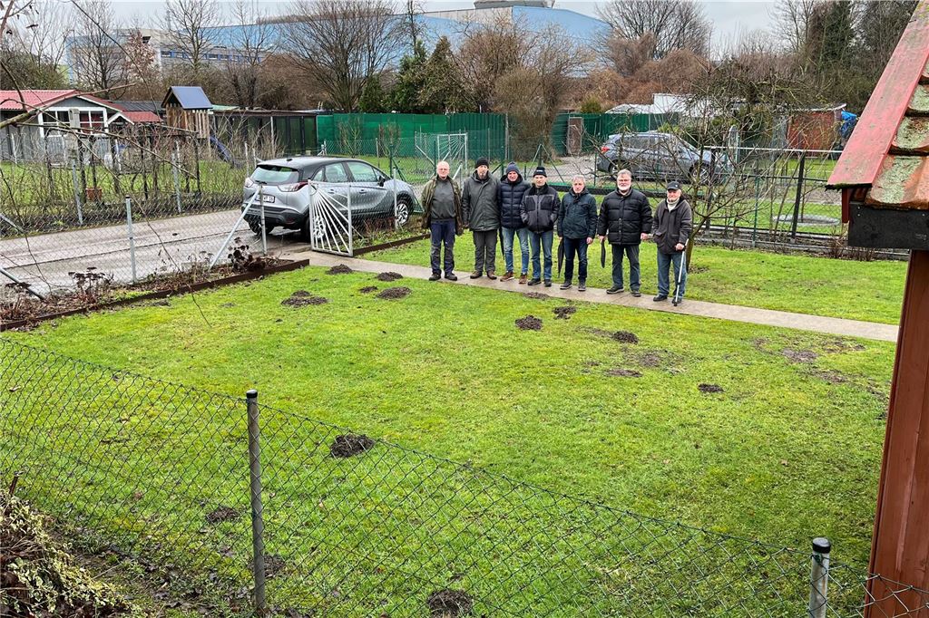 Neue Grundsteuer bringt Gärtner auf die Palme Spontan organisierte Protestkundgebung in den Gärten an der Dortheenstraße: Mit diesem „kleinen Aufmarsch“ wollen die Gartennutzer sich dagegen wehren, dass ihre grünen Oasen nun wie Bauland bewertet und wie Gewerbeflächen besteuert werden.