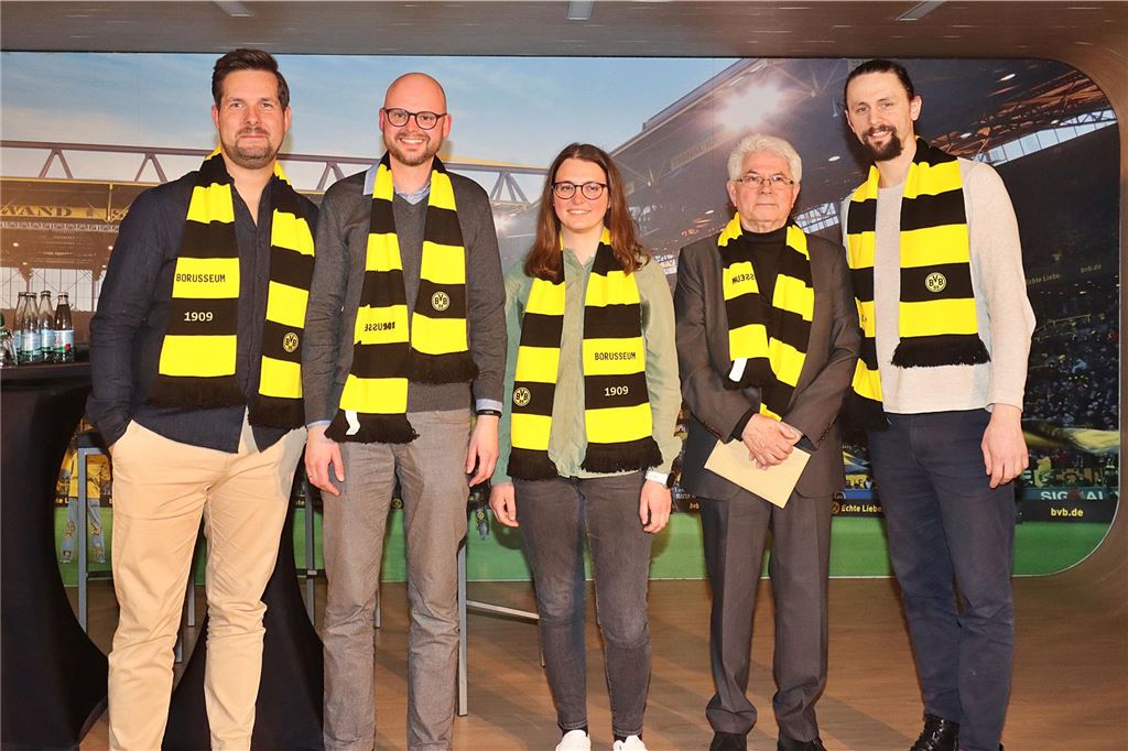BVB erinnert bei Malaga-Abend an das Wunder von Dortmund: „Am Ende explodiert das Ding einfach“ Danny Fritz, Jan van Leeuwen, Sina Resch, Josef Schneck und Neven Subotic posieren für ein Erinnerungsfoto.