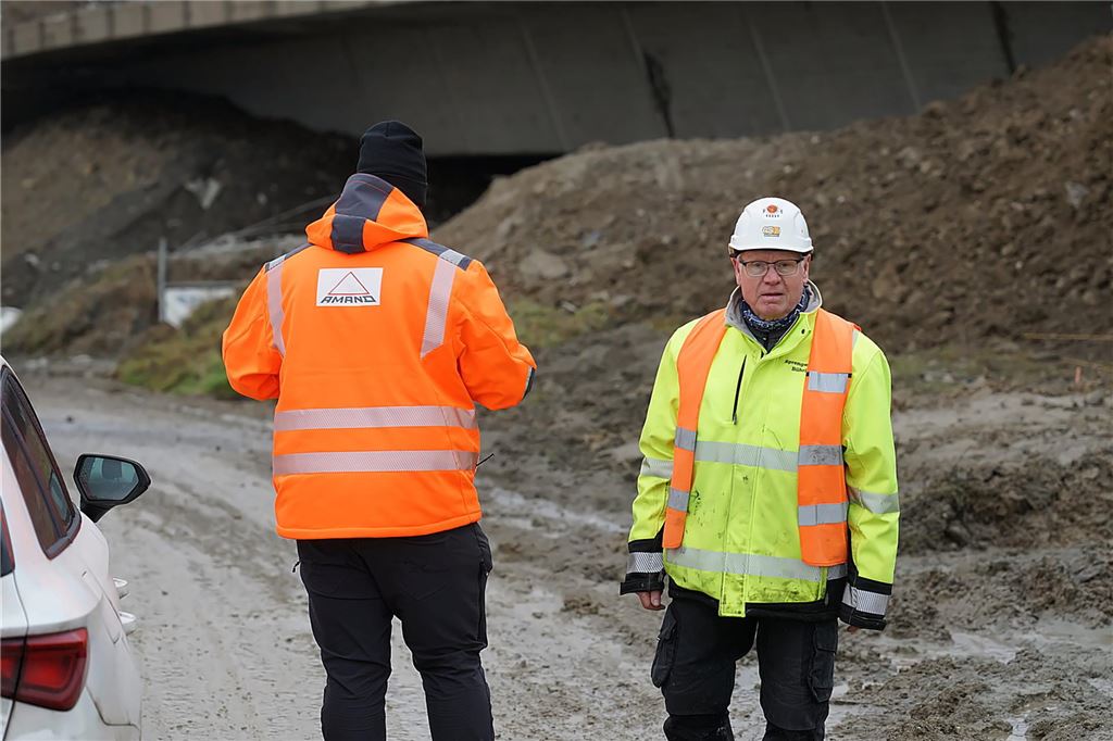 Sprengmeister Karl-Heinz Bühring (Mitte) mit einem Mitarbeiter am Sprengort in Unna.