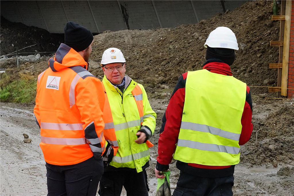 Sprengmeister Karl-Heinz Bühring (Mitte) mit zwei Mitarbeitern am Sprengort in Unna.