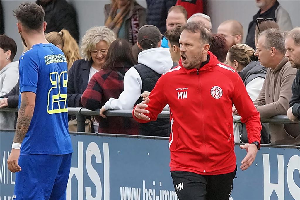 Schlimme Serie des Kamener SC reißt gegen Mühlhausen SSV-Trainer Marc Woller (l.) treibt lautstark seine Mannen an.