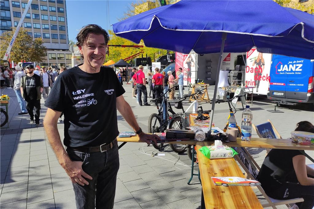 Herbst-Markt und Handwerk-Herbst: Volles Haus in der City Stadthandwerksmeister Christoph Haumann, KfZ-Meister und Geschäftsführer der „Autohaus Trompeter GmbH“ (Brambauer) war von dem Verlauf des Handwerk-Herbstes fasziniert.