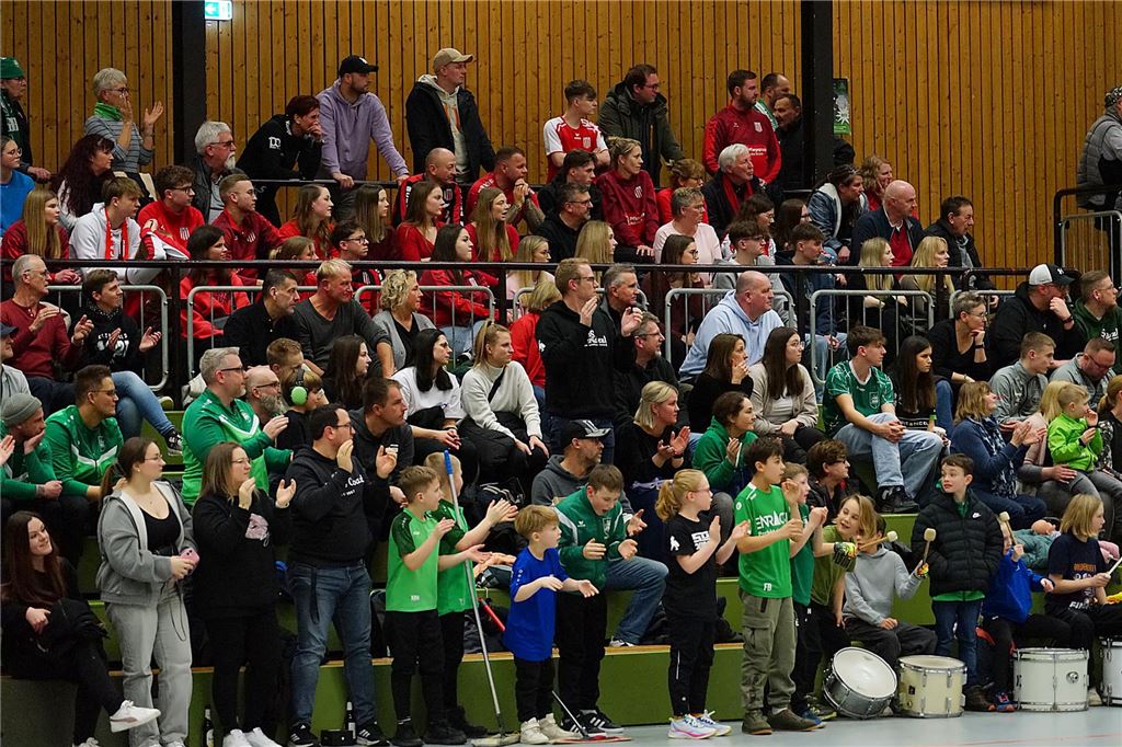 Standing Ovations in der letzten Spielminute für die siegreichen Cobras