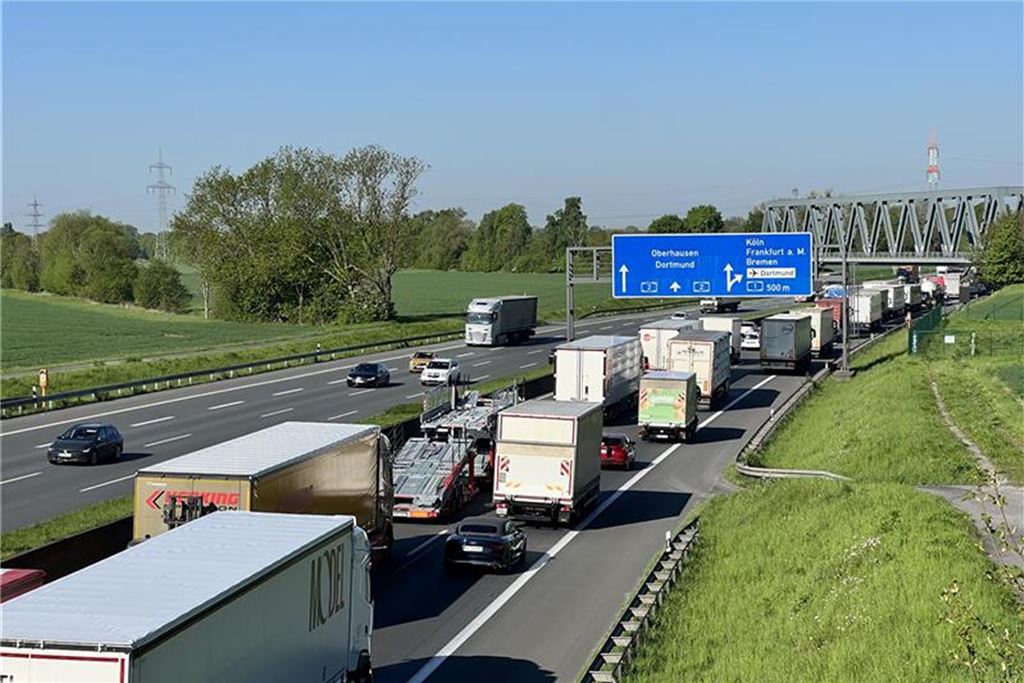 Unfall auf A2 im Kamener Kreuz: Transporter landete auf der Seite Stau auf der A2