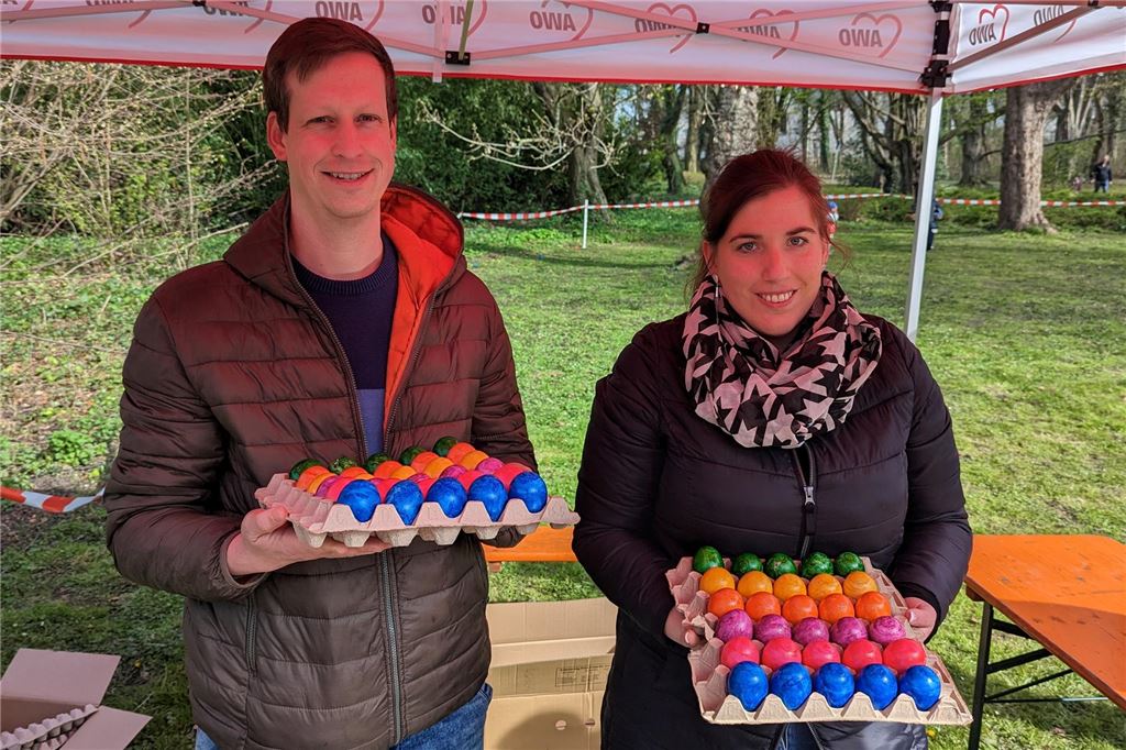 Eiersuche im Kurpark: AWO veranstaltet Familienfest am Ostermontag Stefan Seiwerth und Rebecca Meier kümmern sich um das Verstecken der etwa 900 bunten Ostereier im Kurpark Unna-Königsborn.