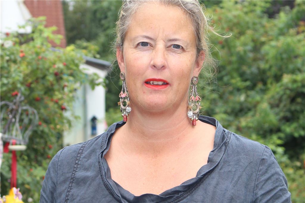 Hüppe-Kritik an Förderschulen – Kreis kontert mit Quote an Regelschulen Stefanie Krüger-Peter, Sprecherin der Initiative „Dabei“ im Kreis Unna, steht in ihrem Garten in Schwerte.