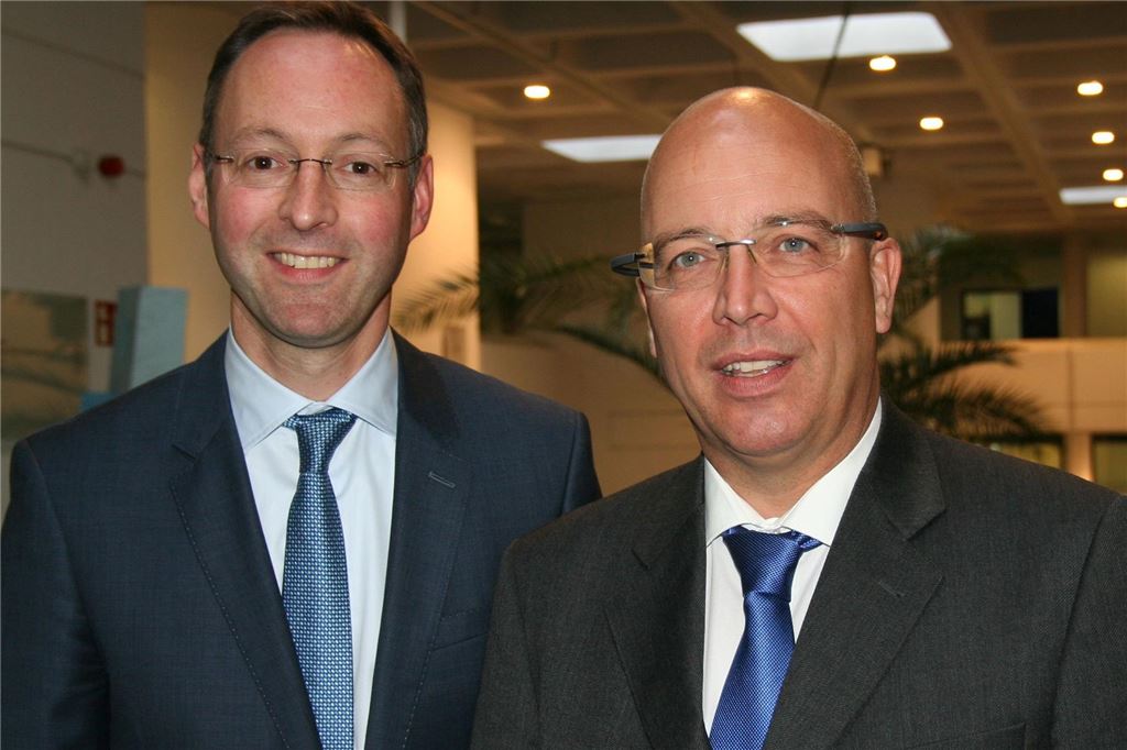 Eine Beziehungskrise und ihre Folgen Stephan Johannes Pfeffer (r., an seiner derzeitigen Wirkungsstätte in Rheda-Wiedenbrück mit Bürgermeister Theo Mettenborg) hat sich für die offene Stelle des Technischen Beigeordneten in Unna beworben. Die CDU sprach sich für ihren Parteifreund aus, aber die Grünen können offenbar keine sichere Unterstützung dafür zusagen. Der zunächst beabsichtigte Wahltermin wurde bis auf Weiteres gestrichen.