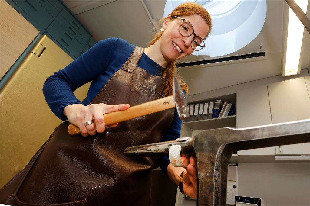 Stephanie Telgmann schmiedet an der Armreifschmiede.