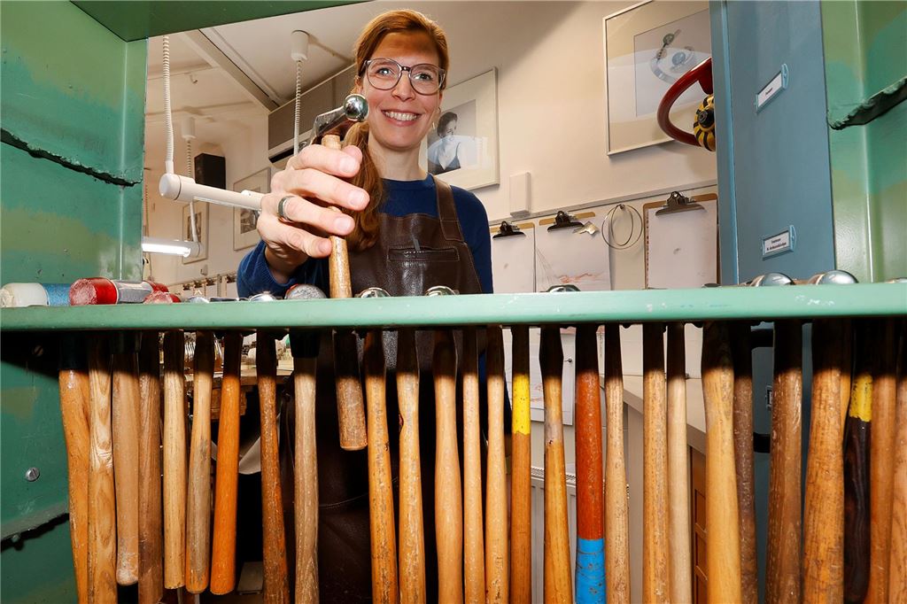 Stephanie Telgmann zeigt einige ihrer Schmiedehämmer, mit denen sie die Beschaffenheit der Metalloberflächen verändern kann.