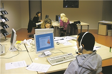 Stilles „Selbstlernen“ mit entsprechender Software am PC war ein Trend der Zeit, als zur Jahrtausendwende in Unna die Konzeption für den „Lerntreff“ im ZIB erdacht wurde. Heute gewinnen Kommunikation und Austausch wieder an Bedeutung, was aber damit nicht unvereinbar sein muss. 