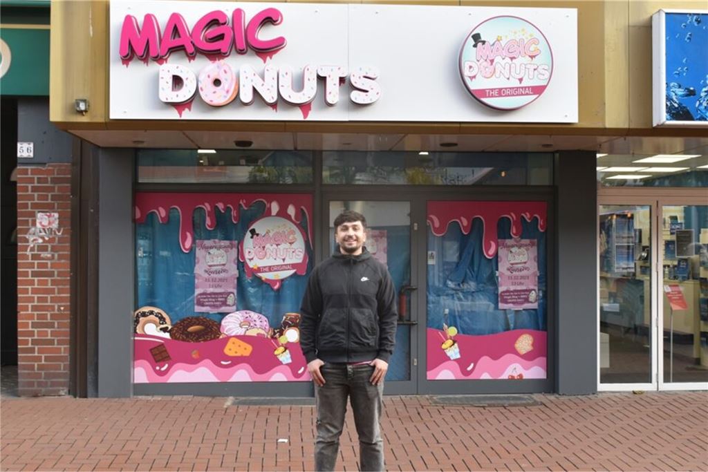 Nach nicht einmal einem Jahr: Aus für „Magic Donuts“-Filiale in Lünen Strahlend präsentierte Inhaber Mustafa Korkmaz die 13. "Magic Donuts"-Filiale kurz vor der Eröffnung.
