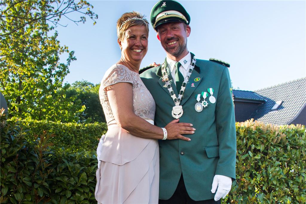 Strahlender Sonnenschein und strahlende Minen auch im Mai 2018. Michael Gillmann schoss den Vogel ab. An seiner Seite auf dem Thron: seine Frau Karin Kreienbaum. 