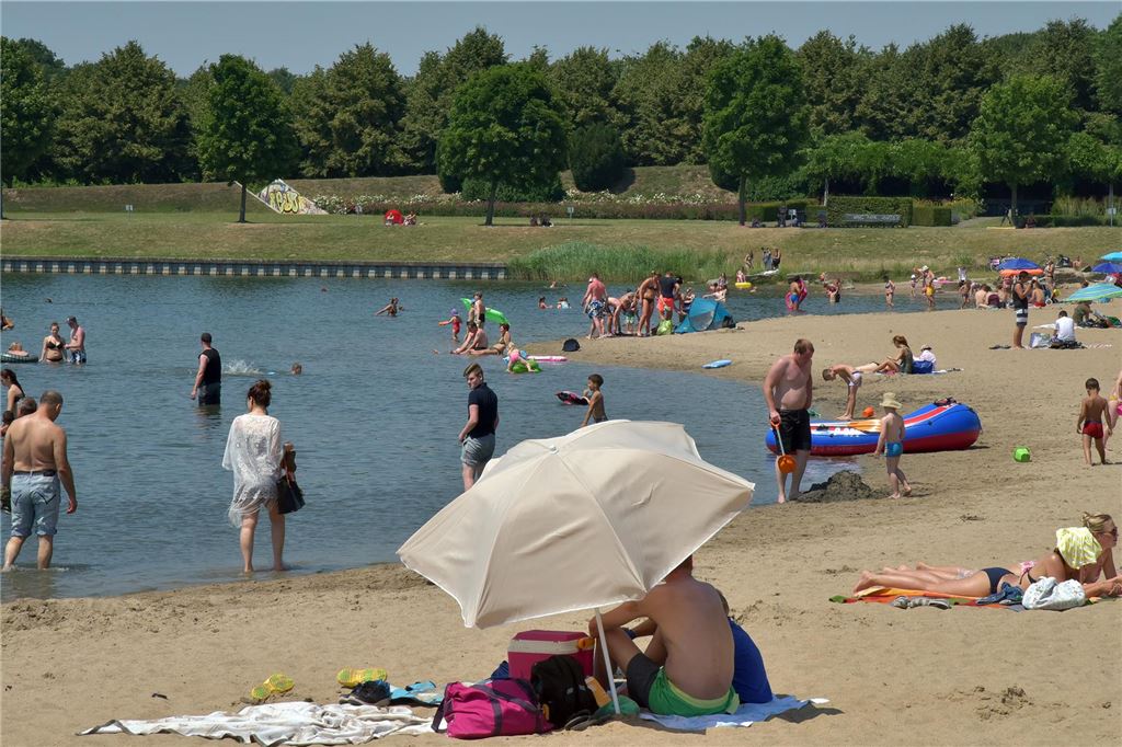 Mit dem Rad, Auto oder dem Bus in die Freibäder der Umgebung Der Sandstrand am Horstmarer See.