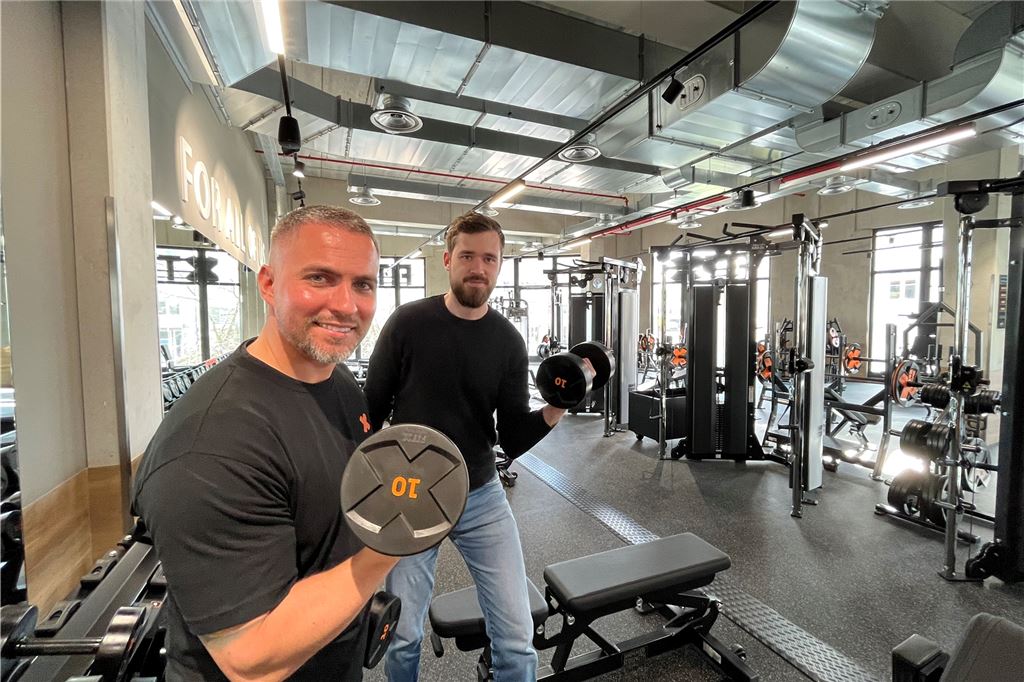 Besuch im FitX: Sport treiben in der Neuen Mühle Studioleiter Sebastian Franczuk mit Rene Toerkel (r., Projektleiter aus der Bauabteilung) im Freihantelbereich.
