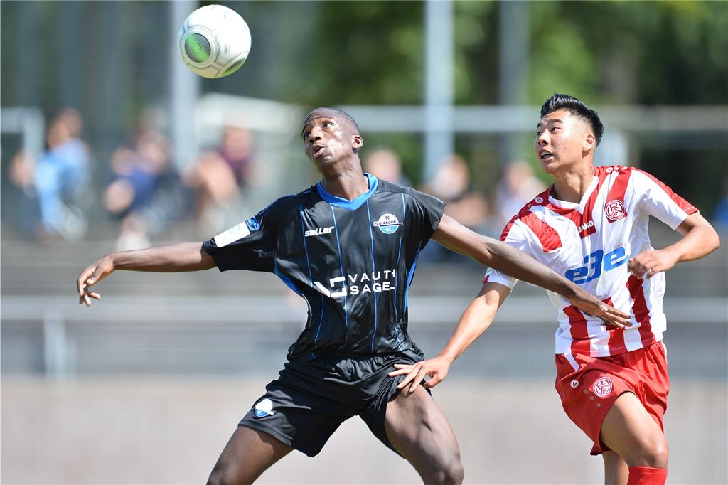 Holzwickeder SC holt einen Abwehrspieler, der eine schwarze Oberliga-Bilanz aufweist Stühlerücken beim HSC: Jonathan Kyeremateng (l.) geht, Seongsun You (r.) kommt. Beide haben in der A-Junioren-Bundesliga schon mit Paderborn gegen Essen gegeneinander gespielt.