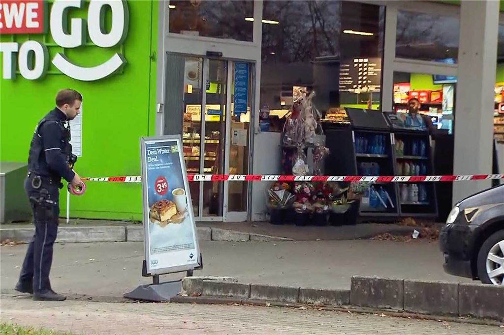 Messerattacke: Videoaufnahmen sollen neue Hinweise liefern Polizist mit Absperrband