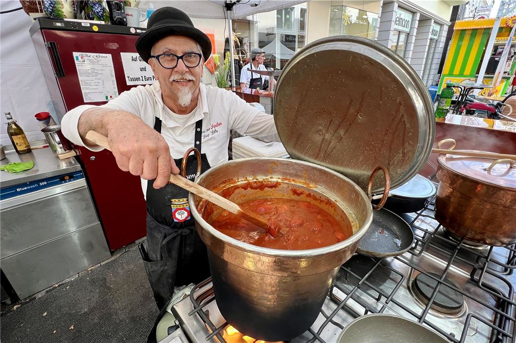 Ein Verkäufer rührt zur Eröffnung der Festa Italiana 2023 in einem großen Suppentopf.