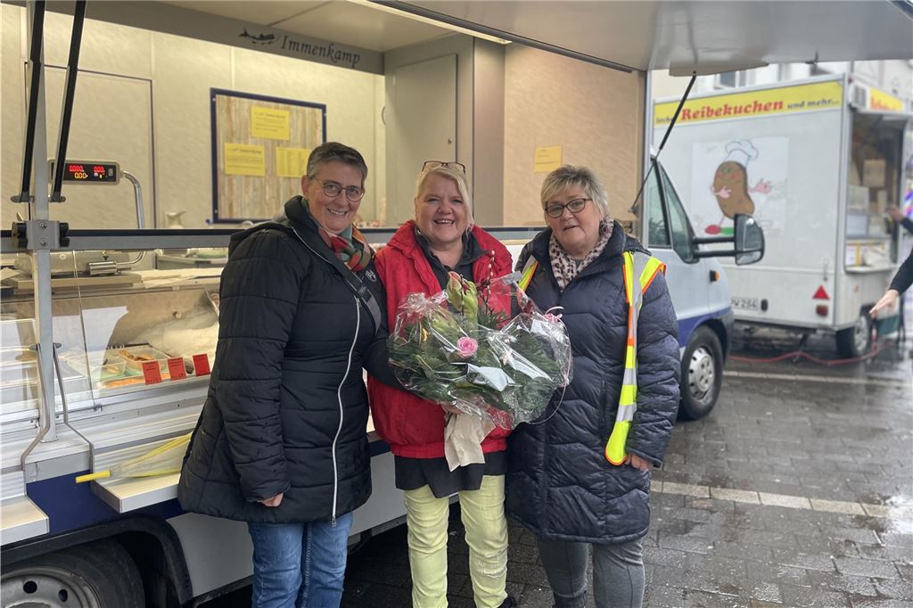 Nachfolger für den Wochenmarkt: Fischeinkauf ist gesichert Susanne Krenzin-Dickheiwer (M.) bei ihrer Verabschiedung mit Teamleiterin Annegret Becker und Marktmeisterin Birgit Tönsmann.