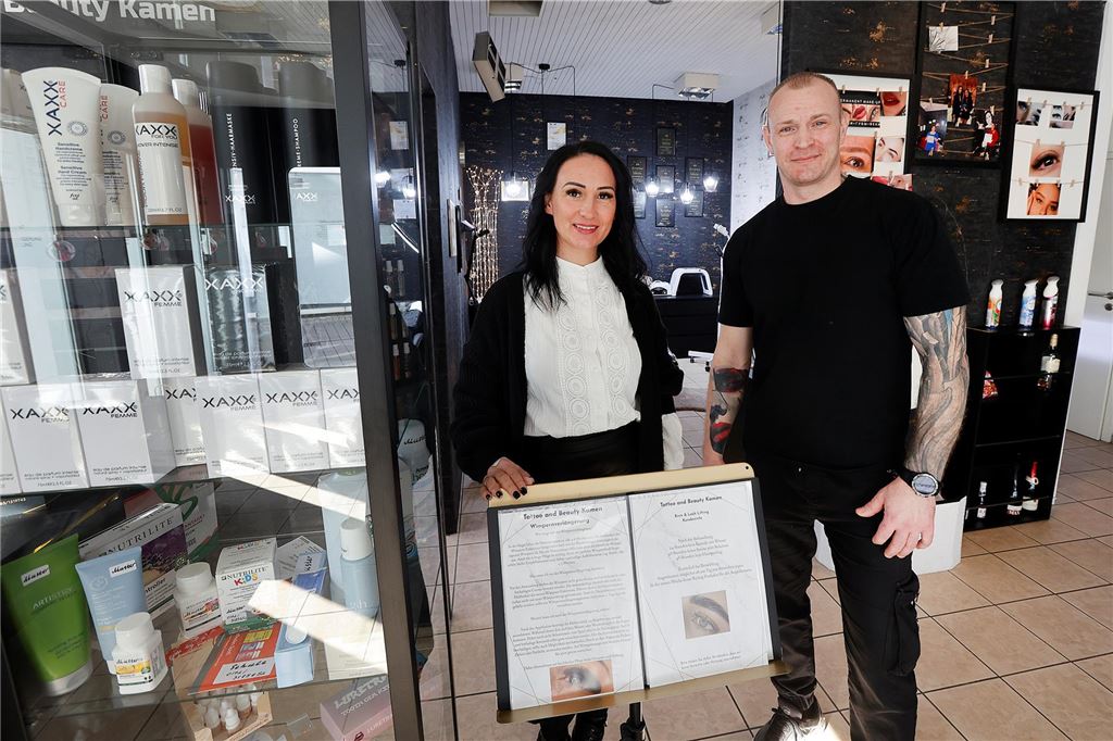Nachmieter gesucht: Imbiss „Vostok“ schließt nach einem Jahr Swetlana und Waldemar Esau stehen in ihrem Beauty- und Tattoo-Studio, das direkt neben ihrem ehemaligen Imbiss „Vostok“ liegt.